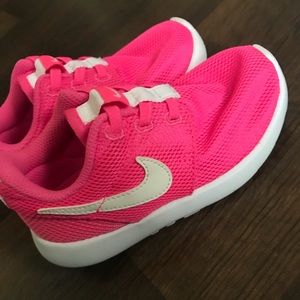 Pink Roshe size 9c
